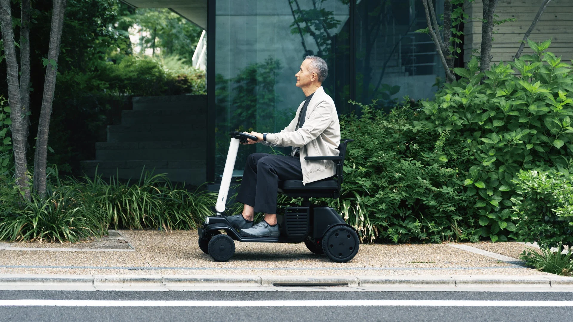 電動モビリティに乗る高齢男性