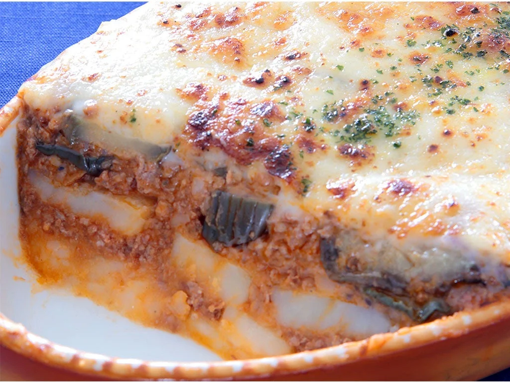 チーズとミートソース、ポテトや野菜が層になったグラタン