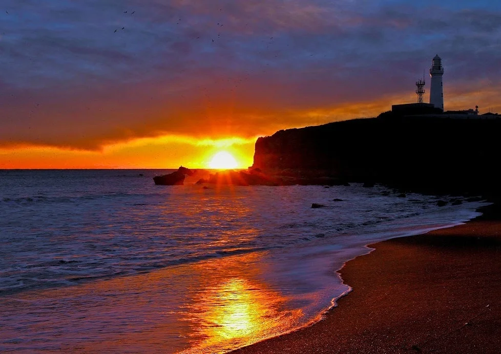 夕焼けの海と灯台