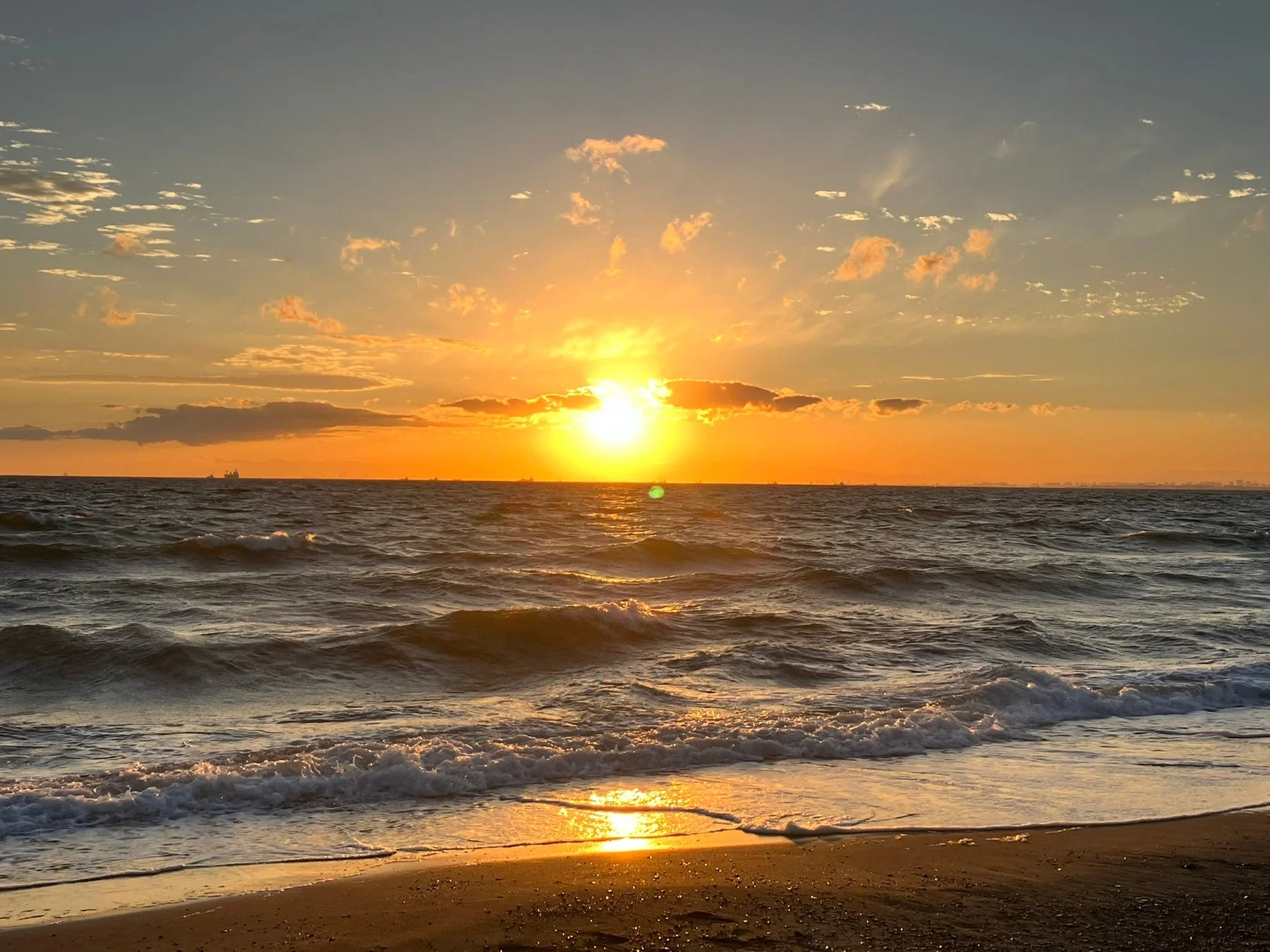 夕焼けに染まる広大な海の風景