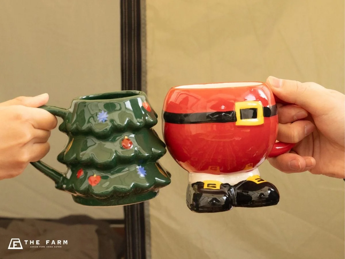 クリスマスデザインのマグカップ