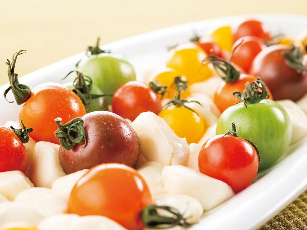 彩り豊かなモッツァレラチーズとミニトマトのサラダ