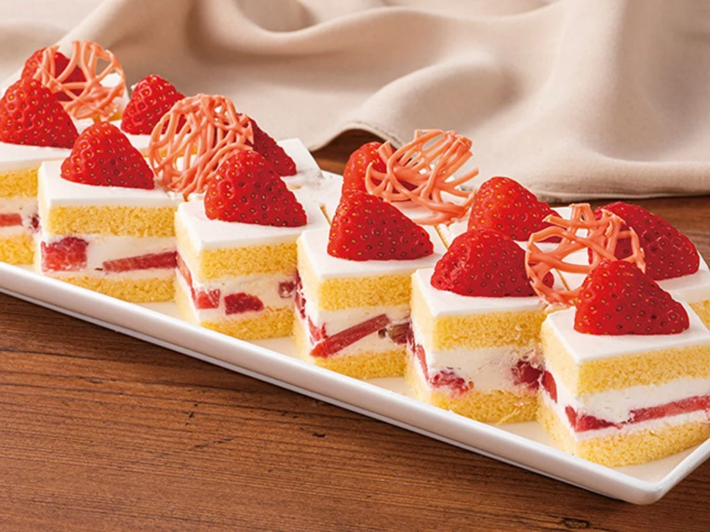 四角いカットのいちごショートケーキの列
