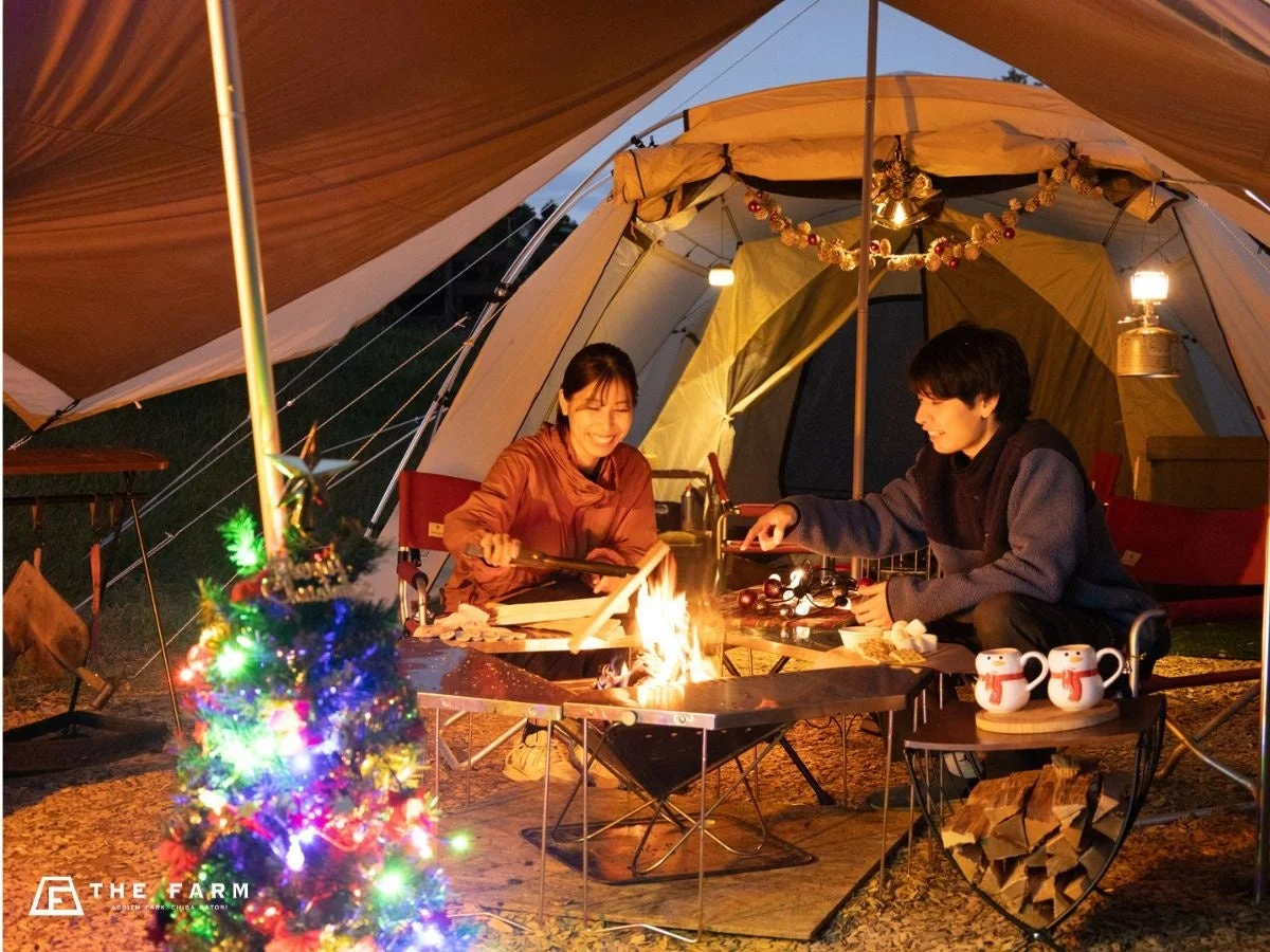 クリスマス装飾が施されたテントサイト