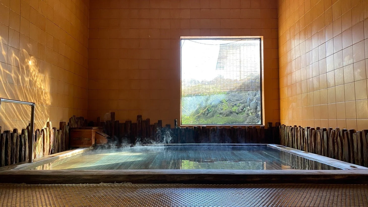 広々とした温泉浴場