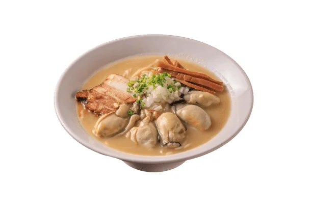 濃厚なスープのラーメンに、大ぶりの牡蠣が贅沢に盛り付けられています。