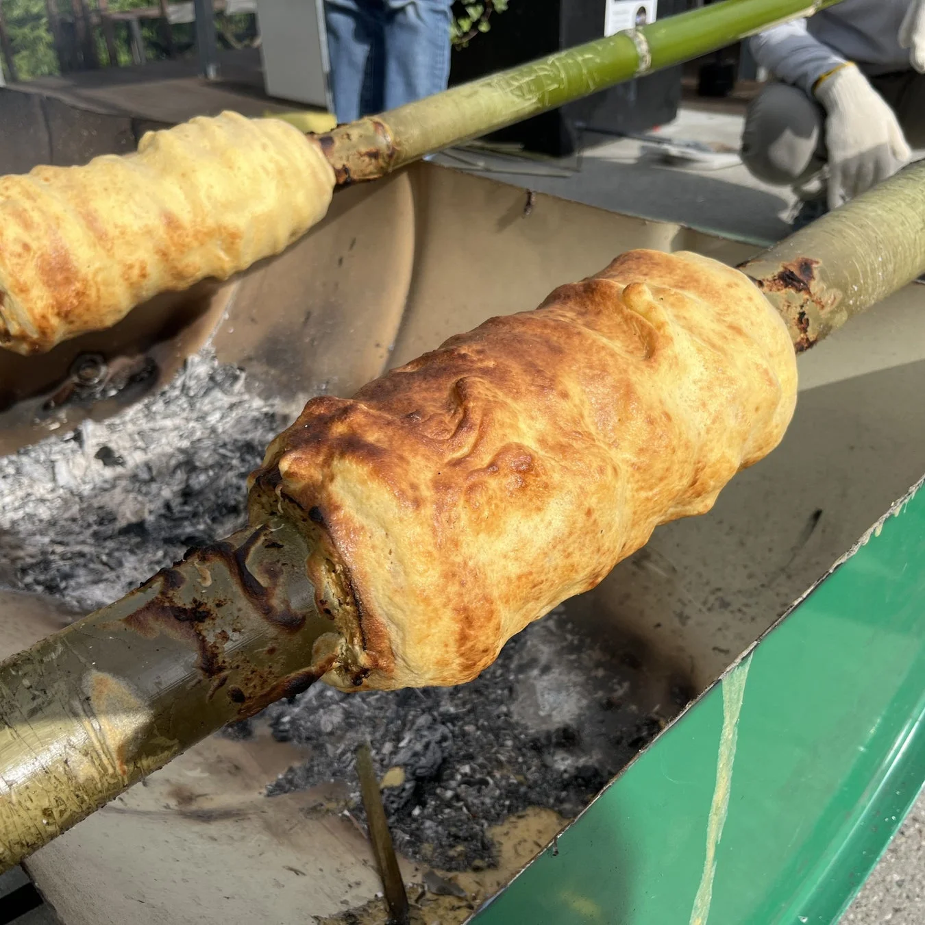 竹の棒に生地を巻き付けて炭火で焼くバウムクーヘン