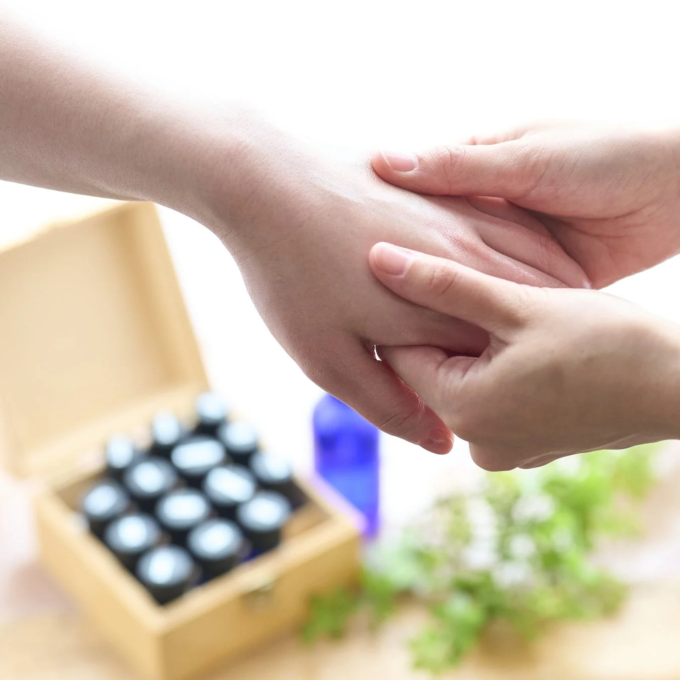 アロマオイルを使ったハンドマッサージ