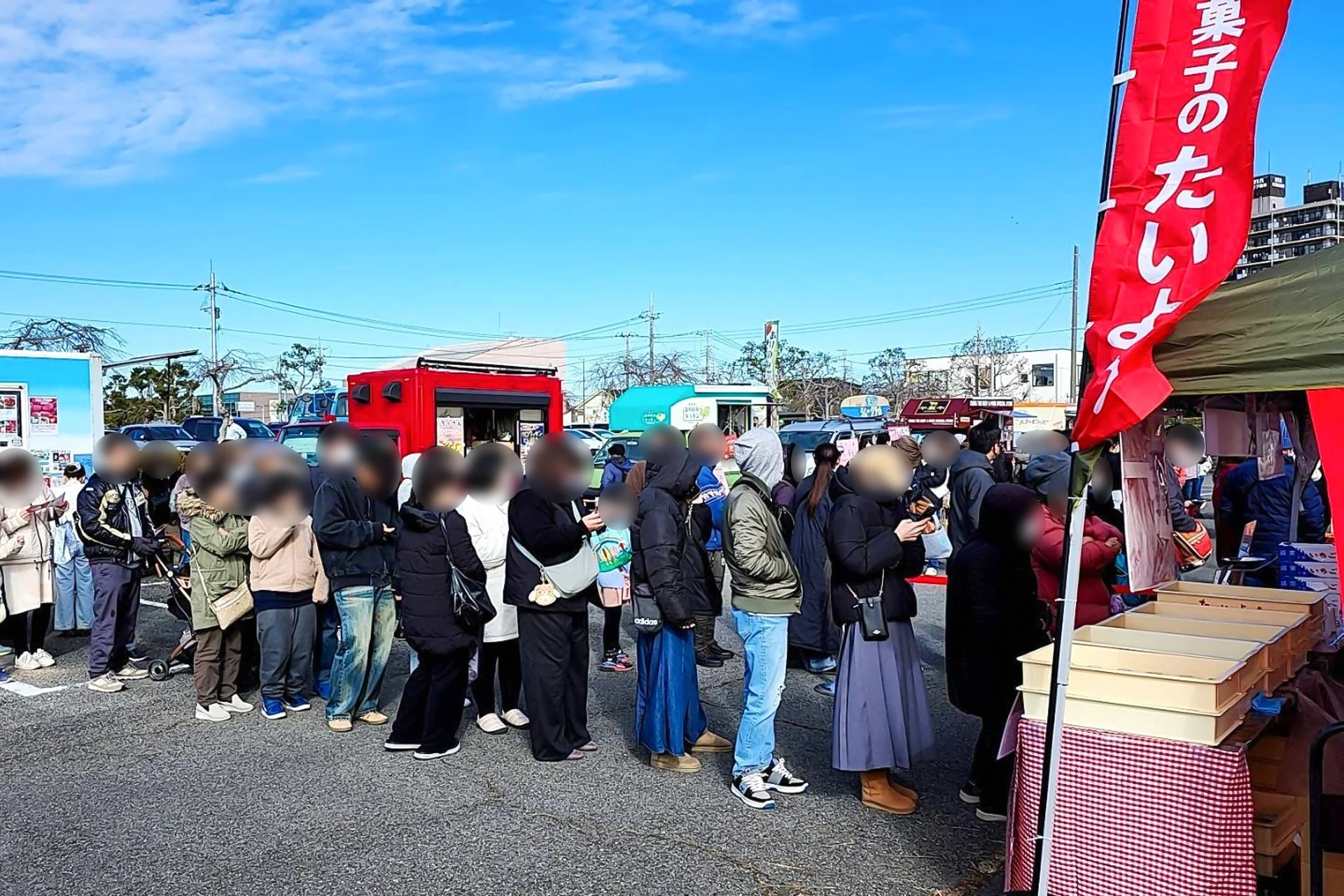 フードトラックや屋台に多くの人々が並ぶ様子