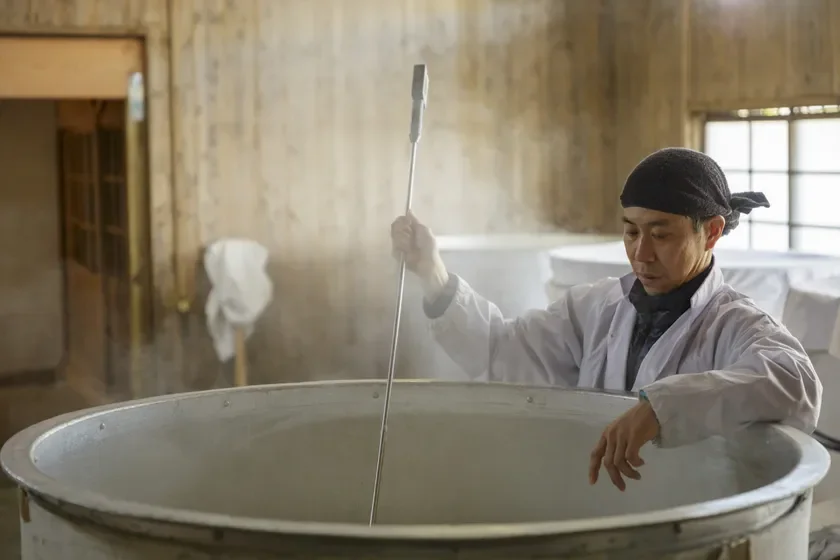 独自製法「高温山廃酛」での作業風景