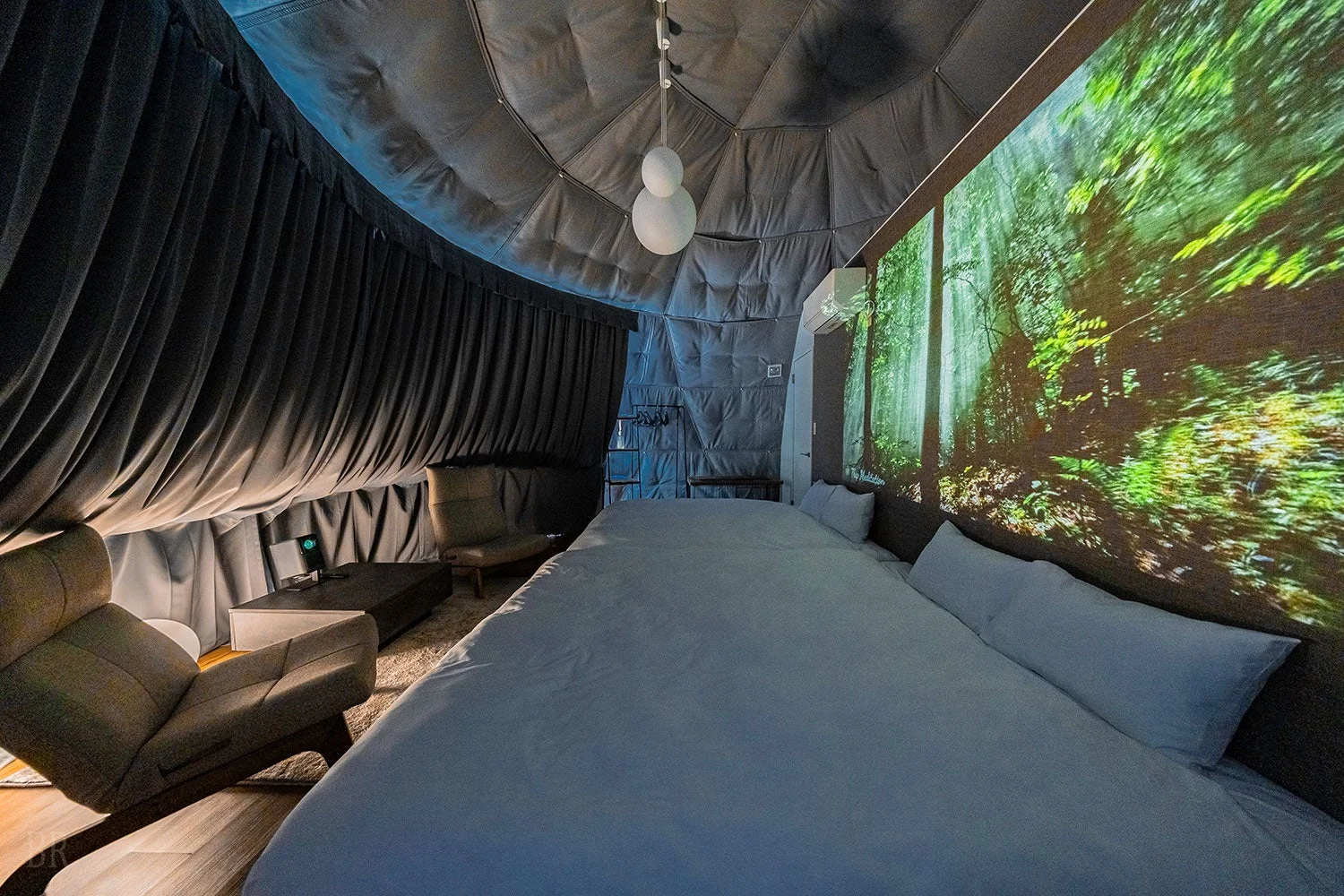 ドーム型寝室とプロジェクション