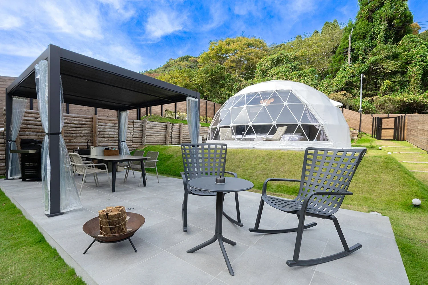 ドームテントと屋外ダイニング