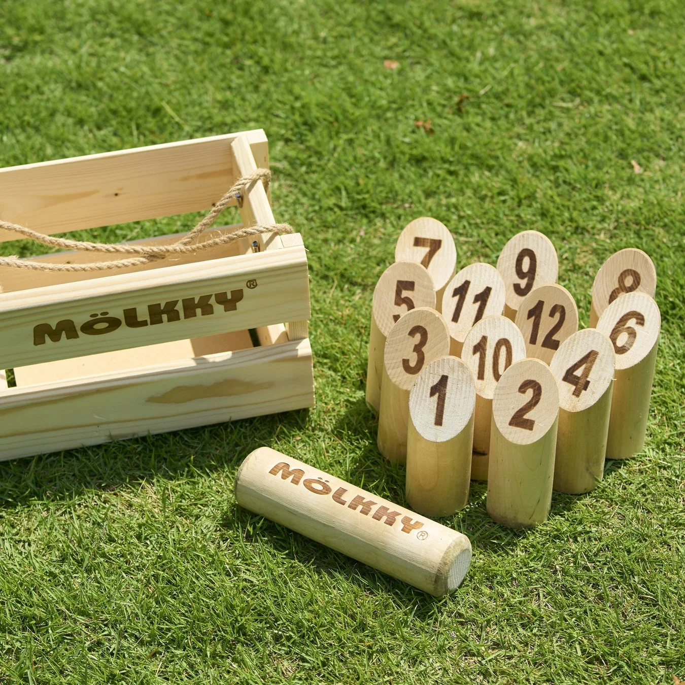 芝生の上に置かれた木製のモルックゲームセット