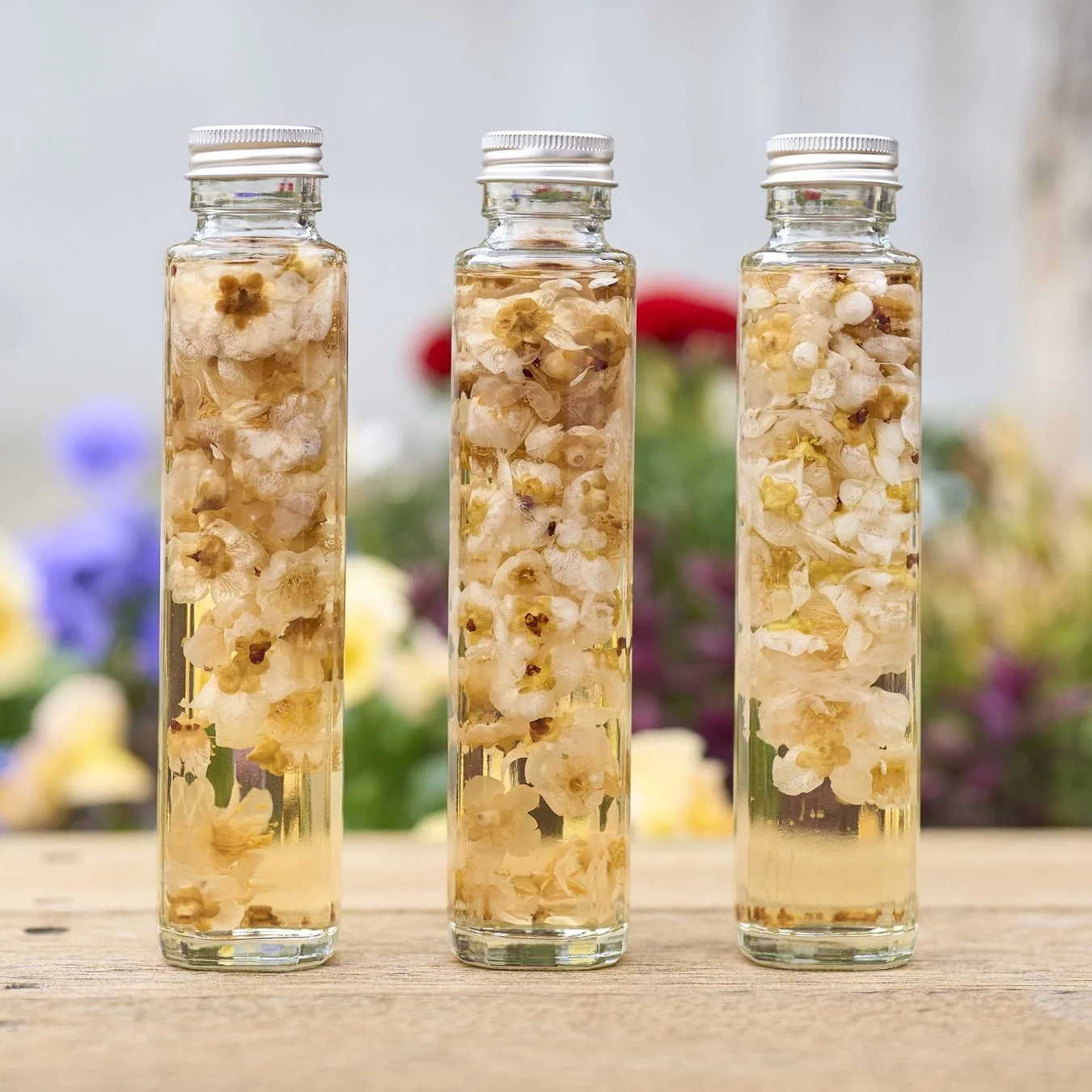 ガラスボトルに詰められた花々