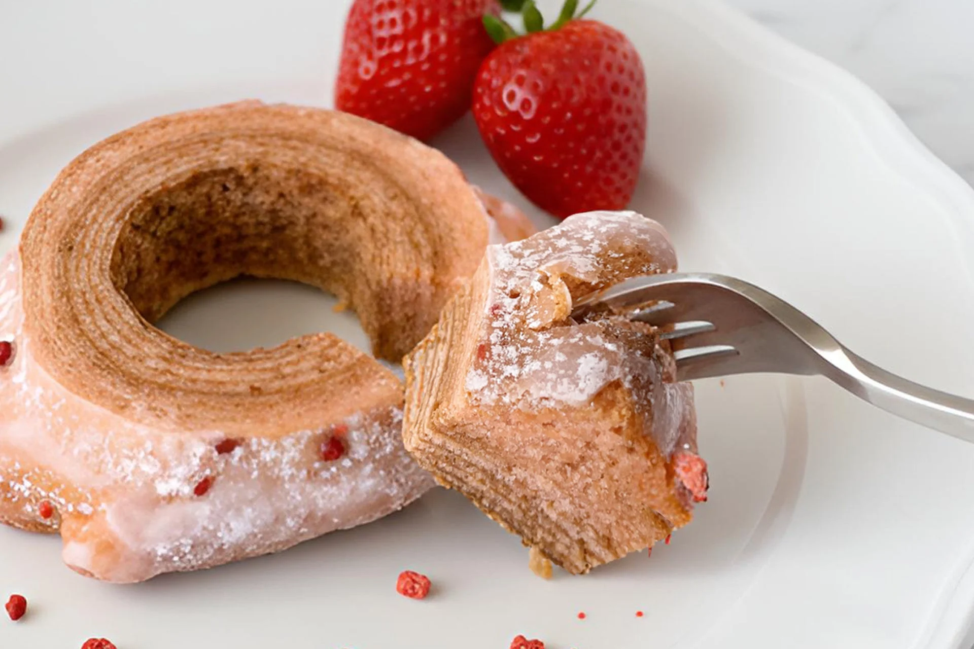 フォークで持ち上げたあまおうブレヴァン