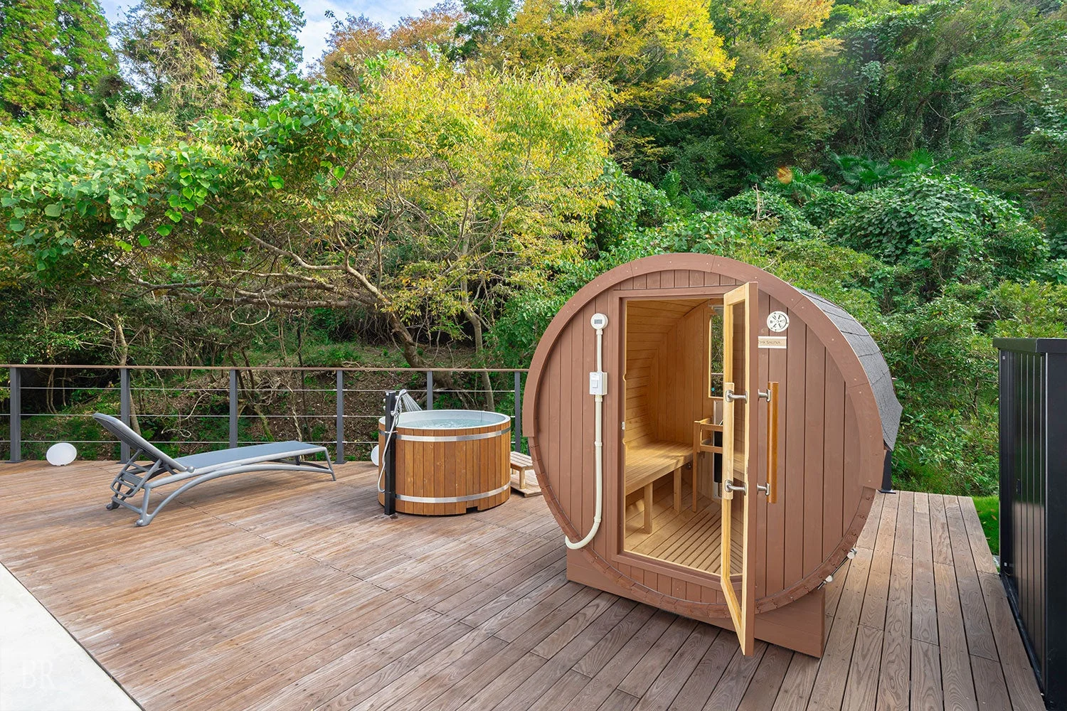 樽型サウナとジャグジー