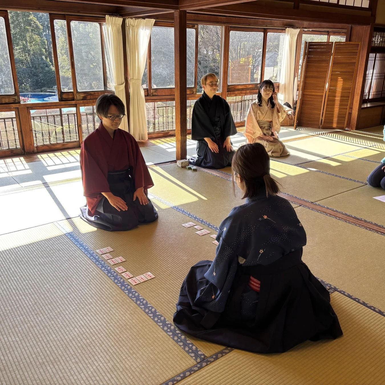 和室でかるたを楽しむ人々