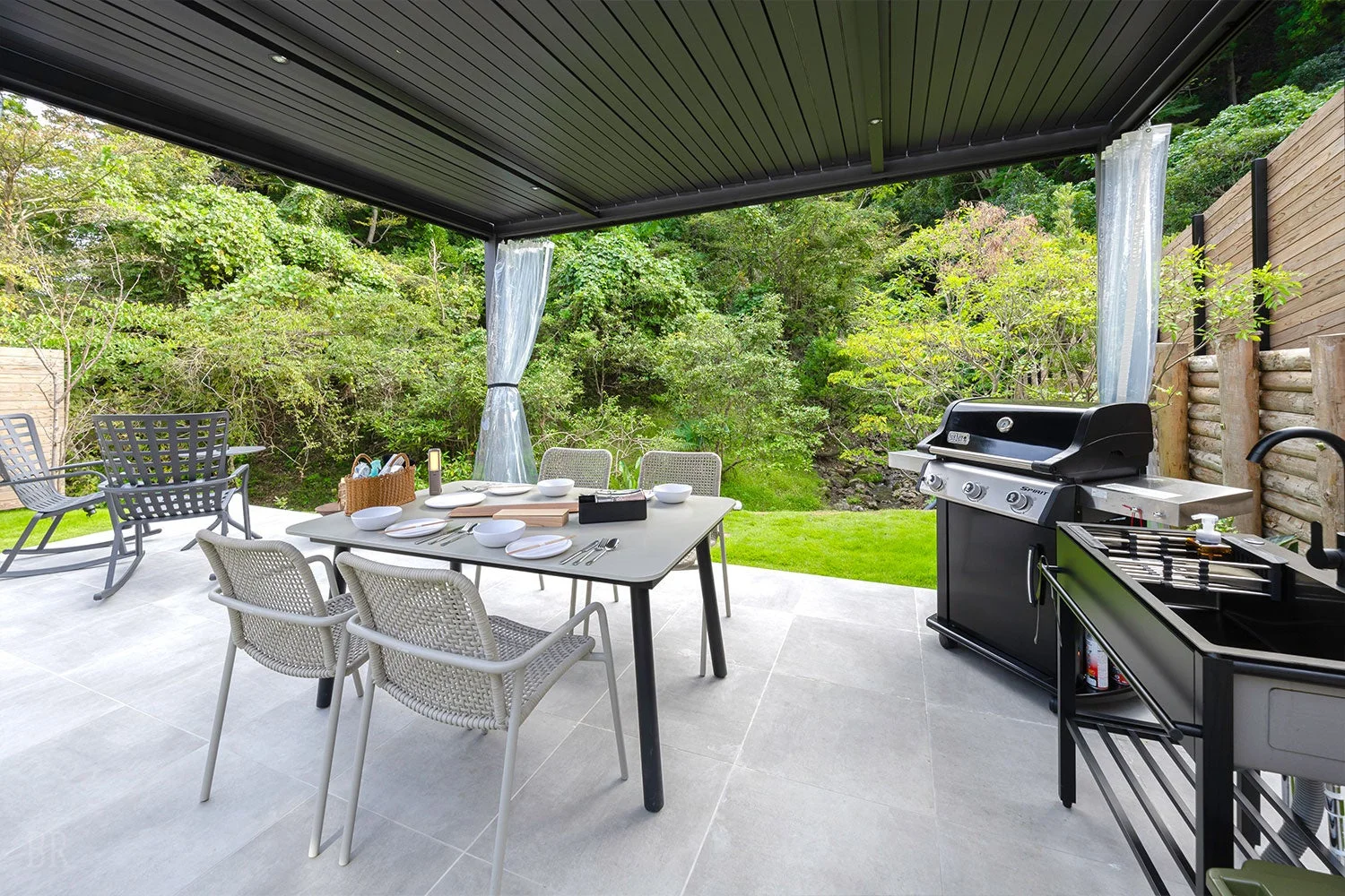 屋外ダイニングとBBQ