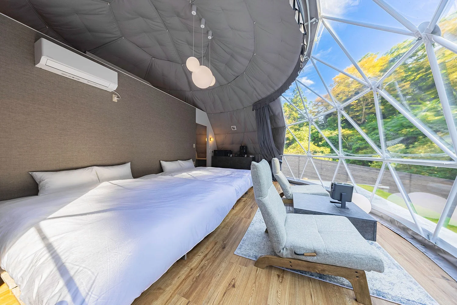 ドームテント室内と森