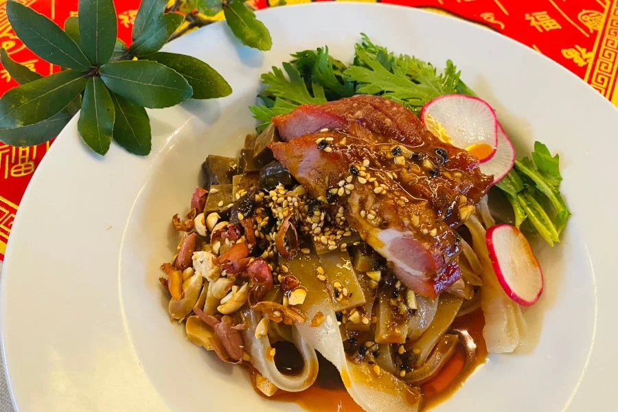 千葉県産小麦粉とどんぐり粉のもちもち涼皮 イノシシ広東叉焼のせ