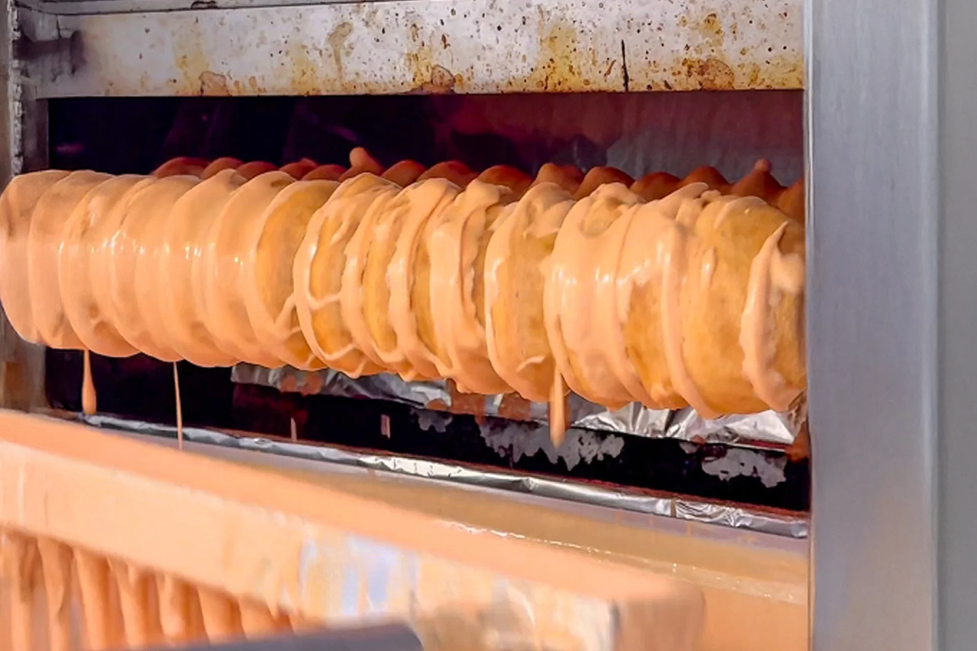 焼き上げ中のバウムクーヘン