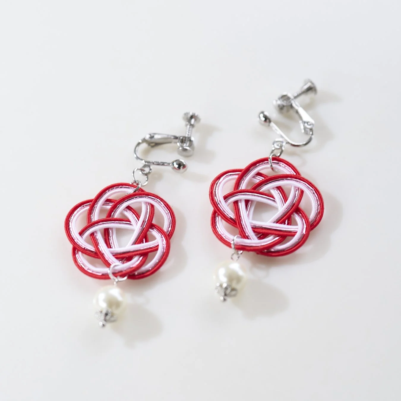 赤と白の水引で作られた梅結びのイヤリング