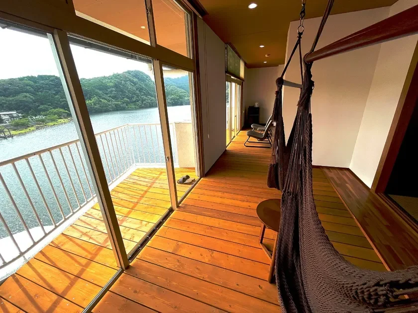 湖畔に面した部屋のハンモック