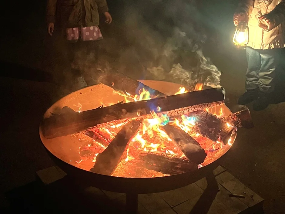 焚き火を囲む人々