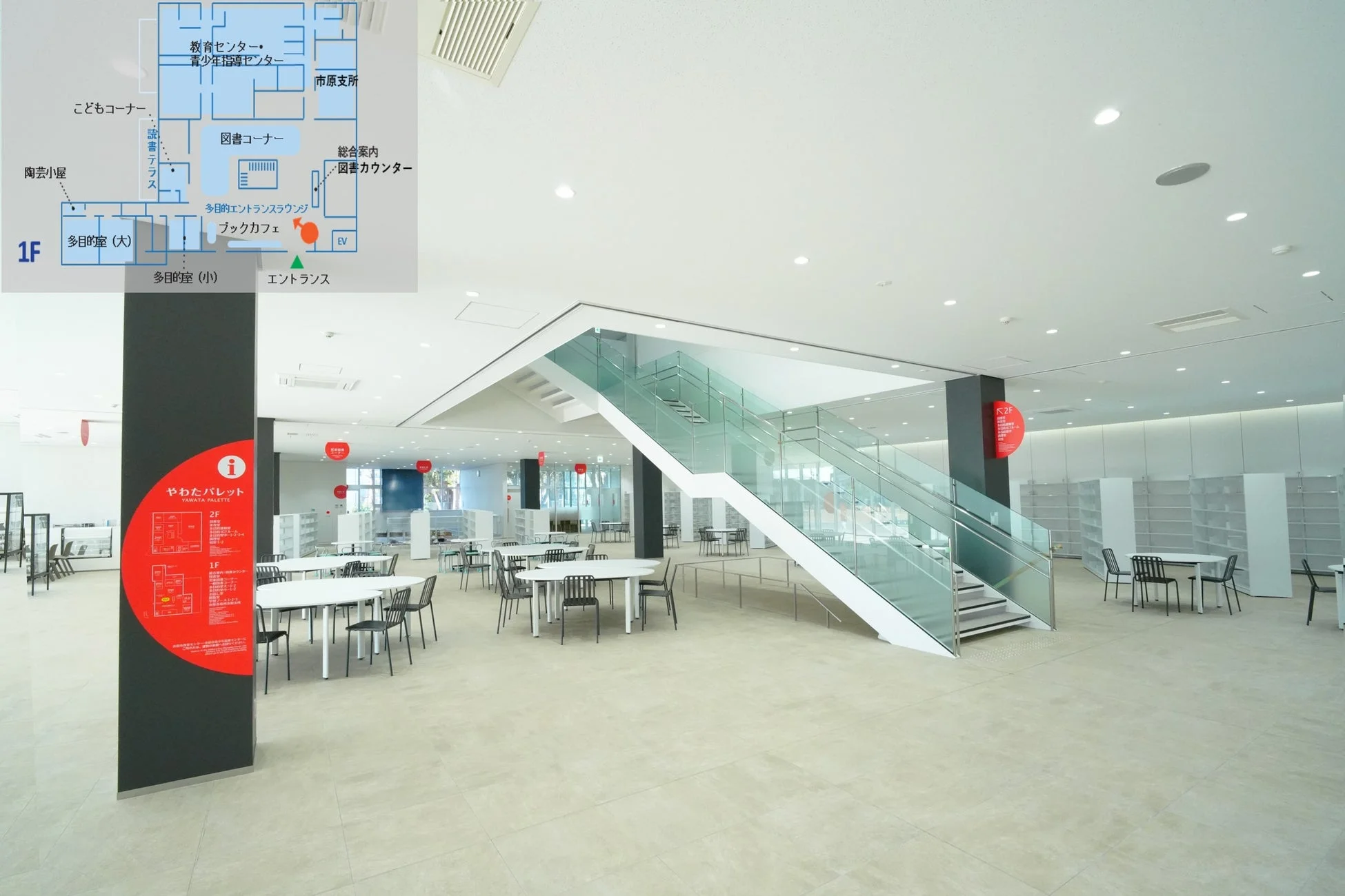 やわたパレット内観(ガラス階段)