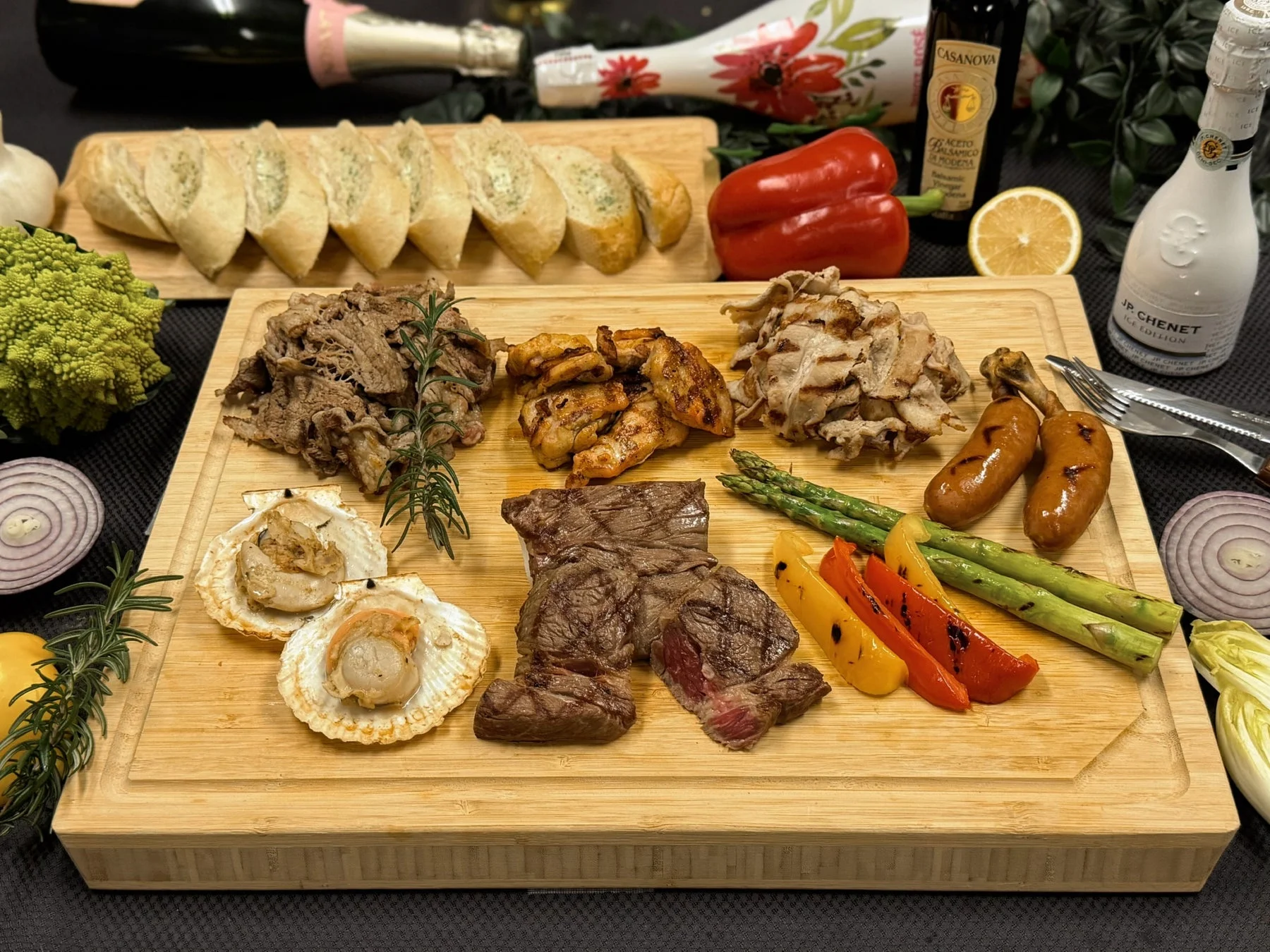 豪華なグリル料理盛り合わせ