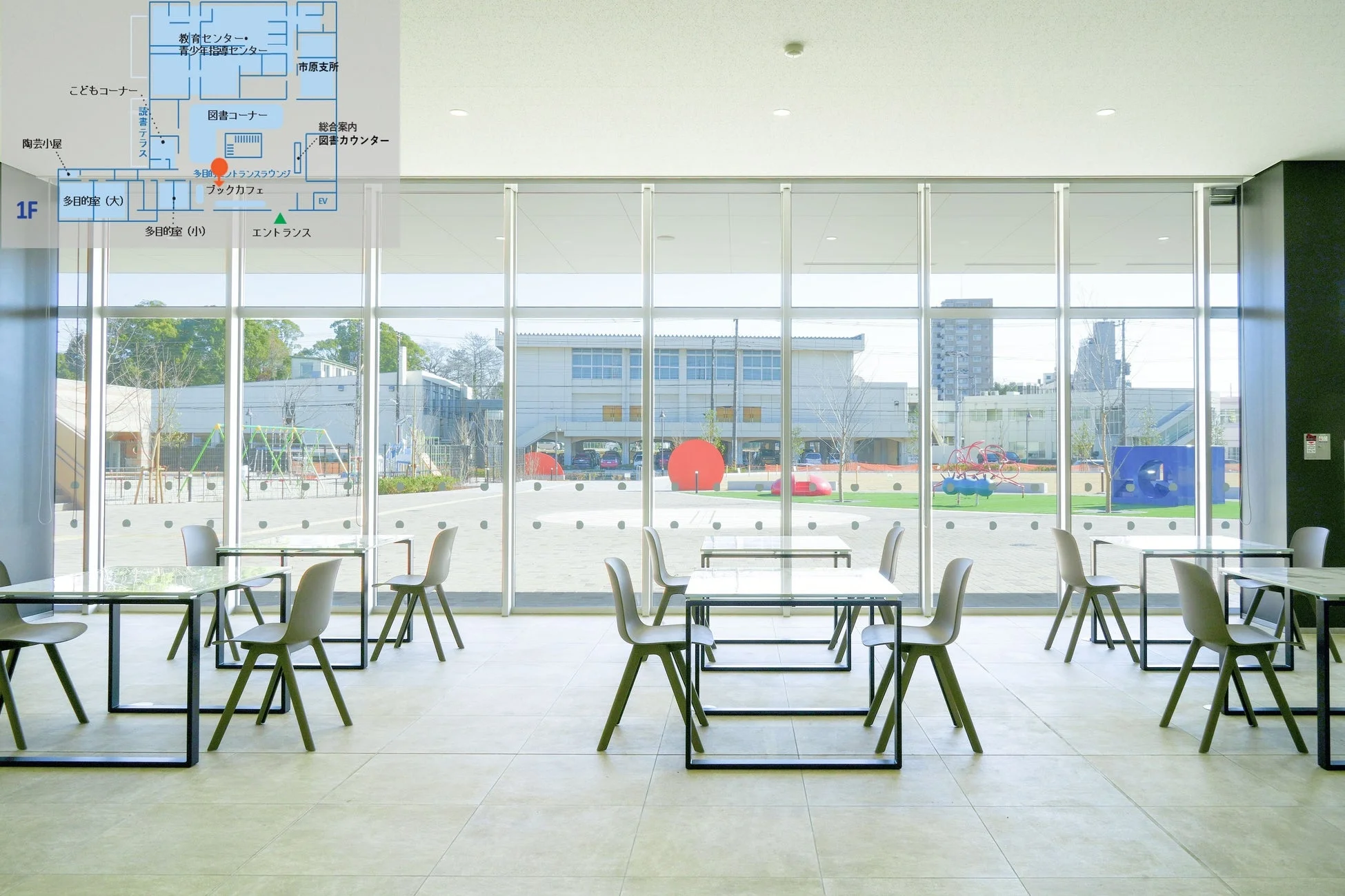 やわたパレット内観(窓から屋外遊具)