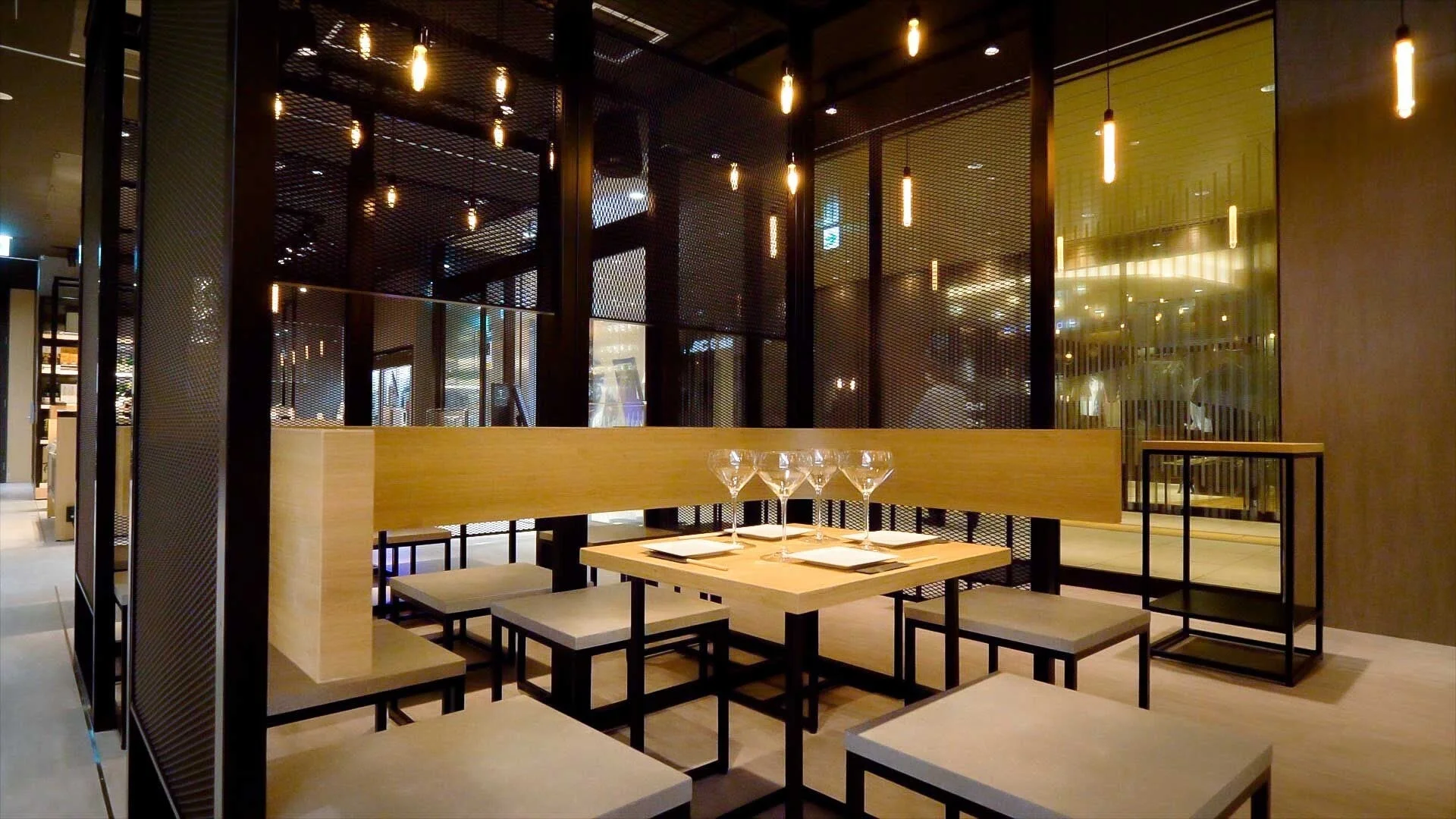 現代的で洗練されたレストランまたはバーの店内