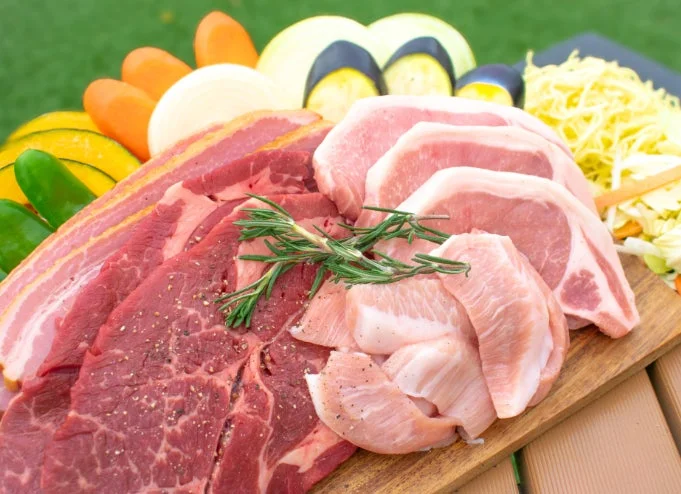 バーベキュー用の肉と野菜