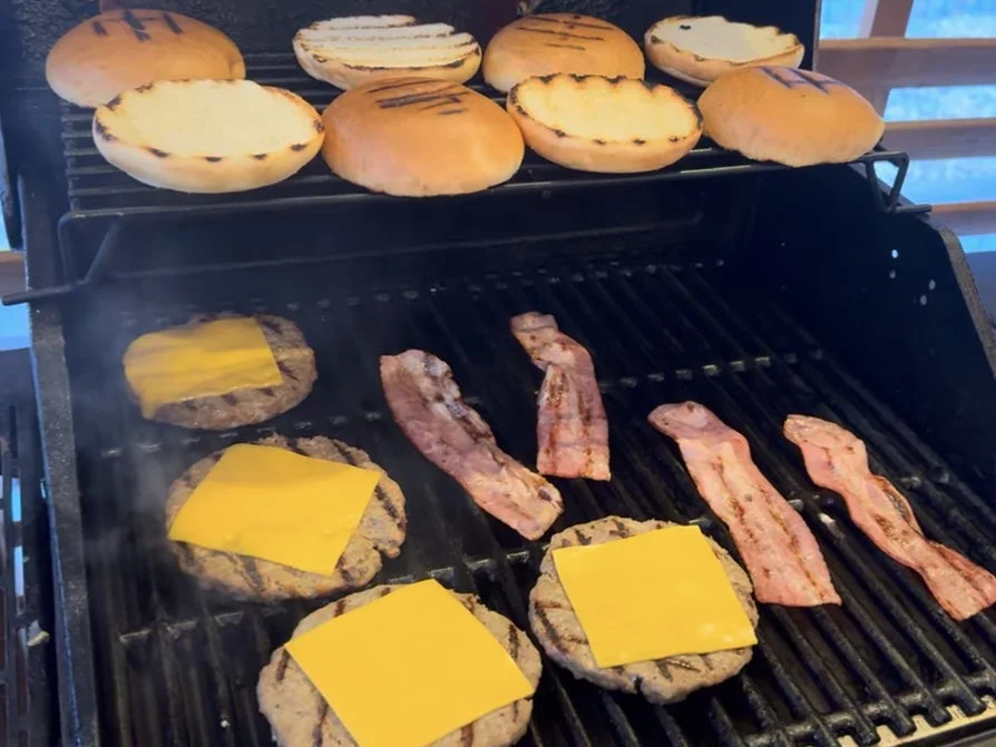 グリルでハンバーガーを焼く様子