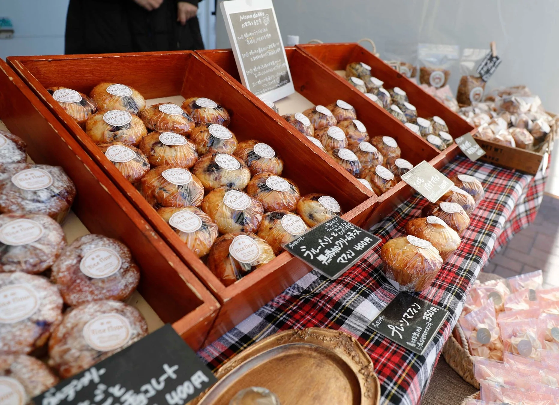 米粉マフィンが並ぶ屋台