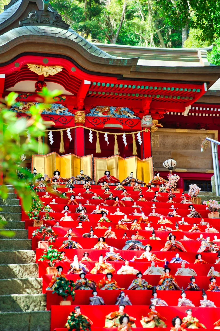 赤い階段に並べられたひな人形