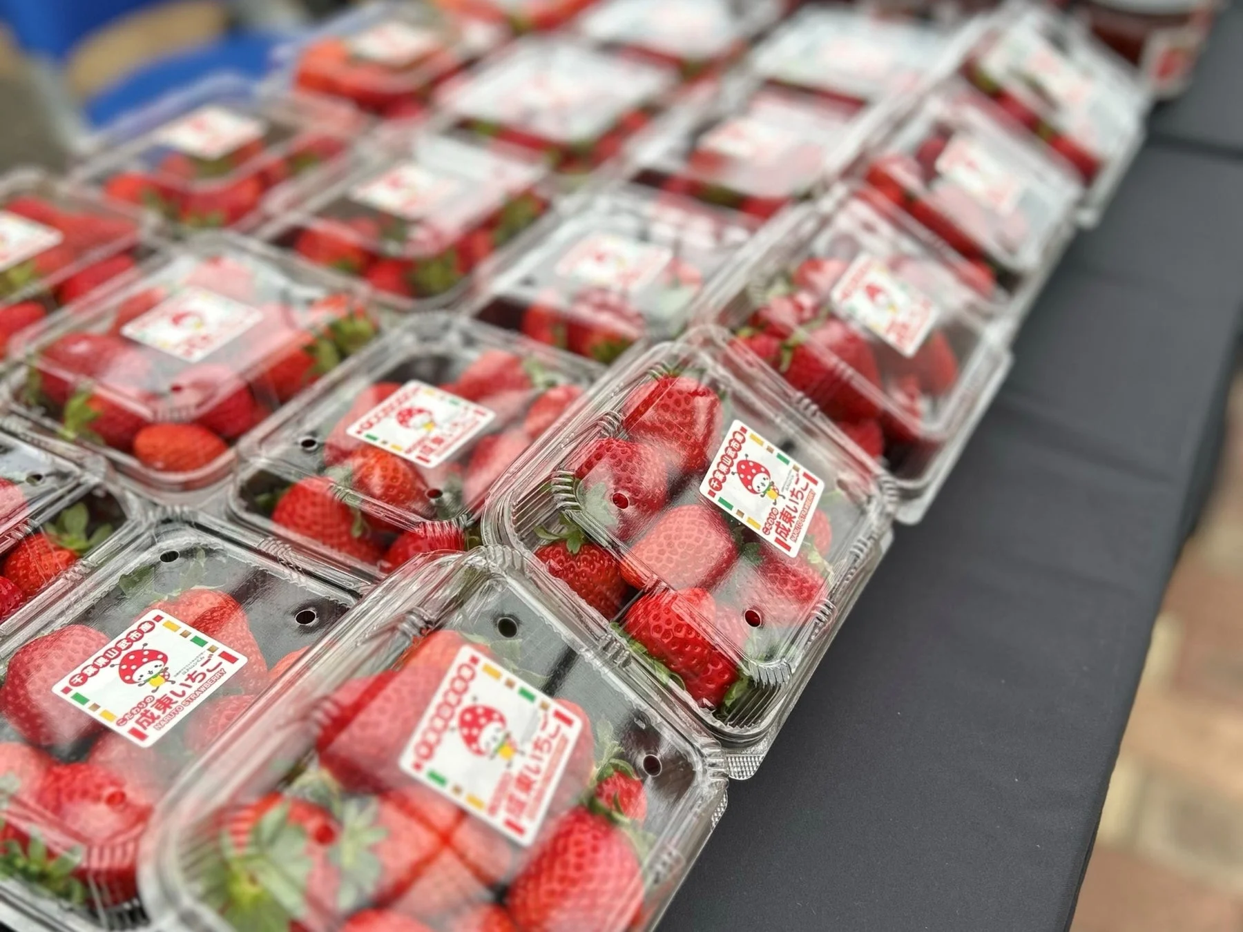 パック詰めされた新鮮ないちご