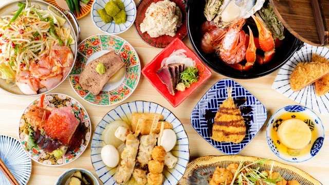 多様な日本料理の食卓