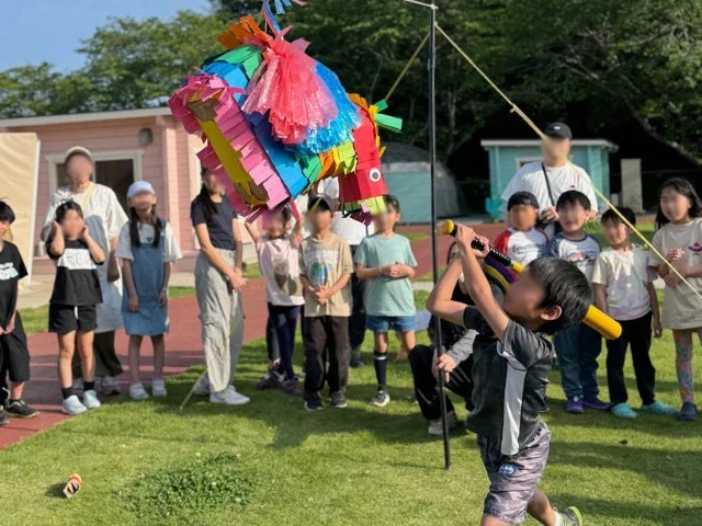 ピニャータを楽しむ子供たち