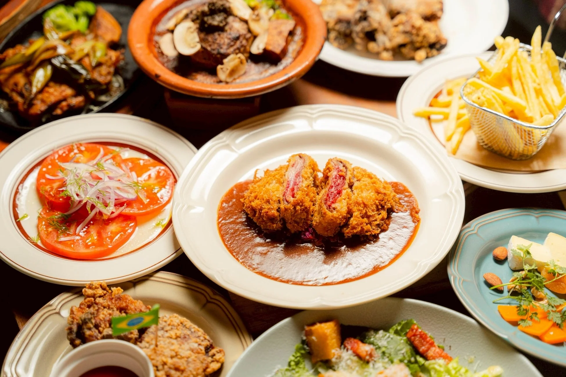 豪華な料理が並ぶ食事風景