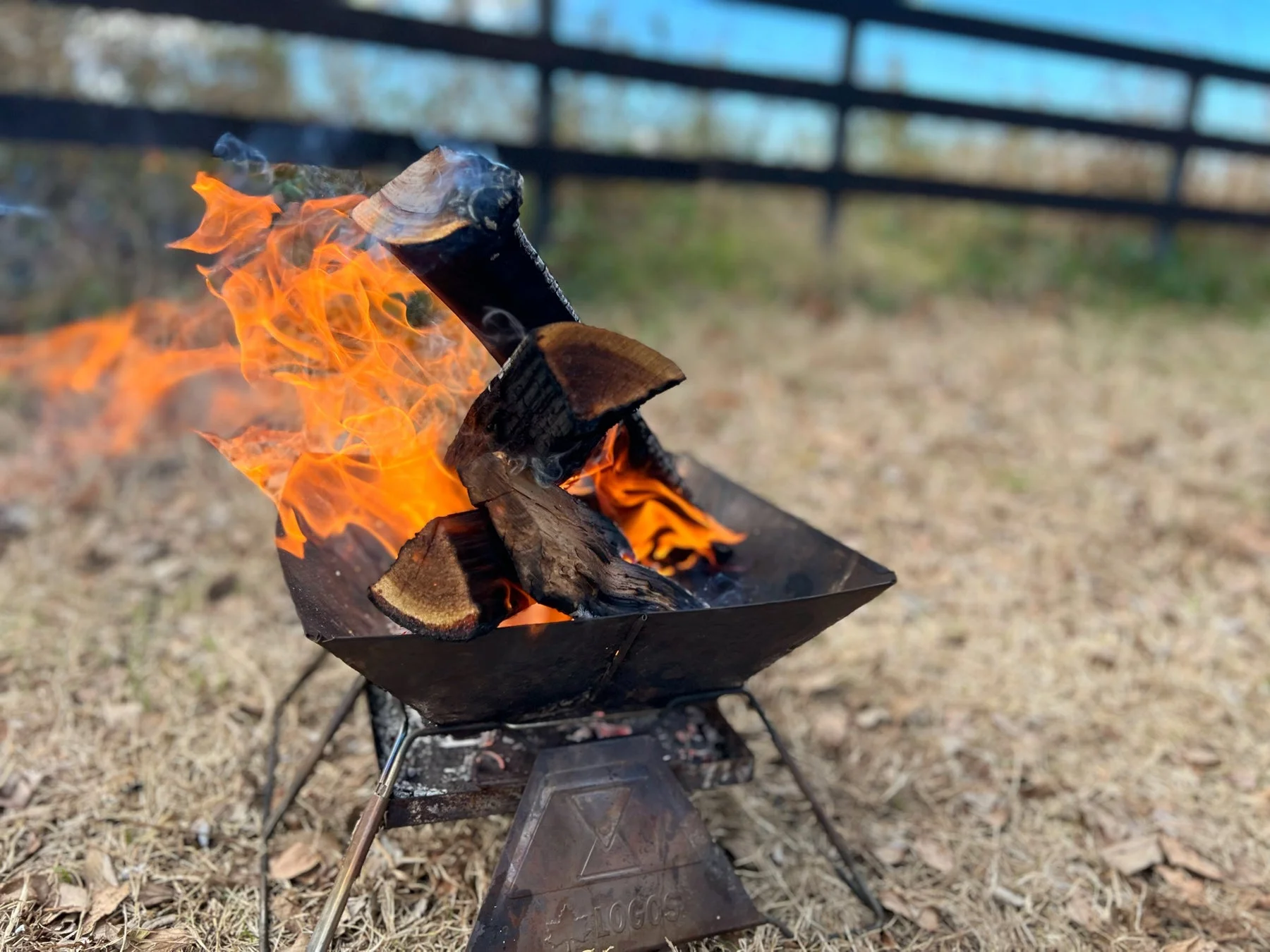 焚き火台の炎