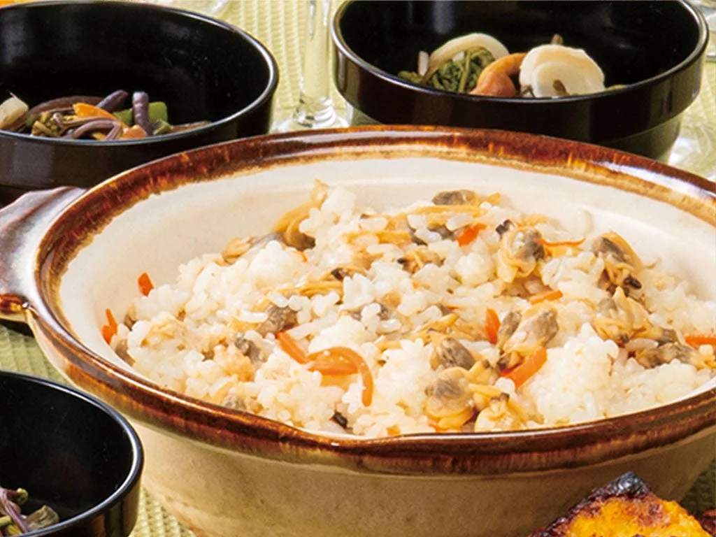 中央に大きな器に入ったあさりご飯