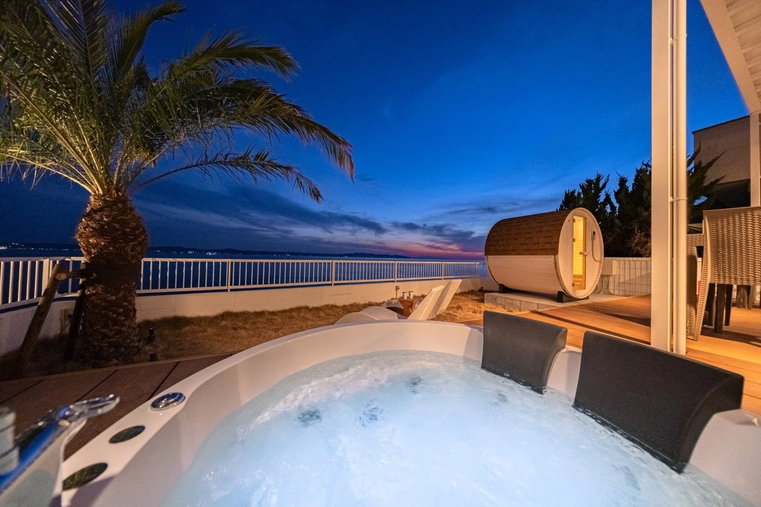 ジャグジーとバレルサウナ