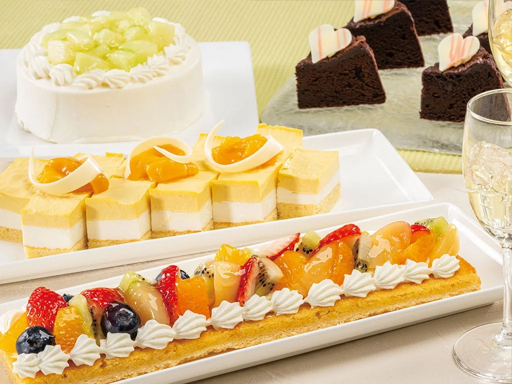 メロンのホールケーキ、様々なフルーツが乗ったタルトなど、多種多様なデザート