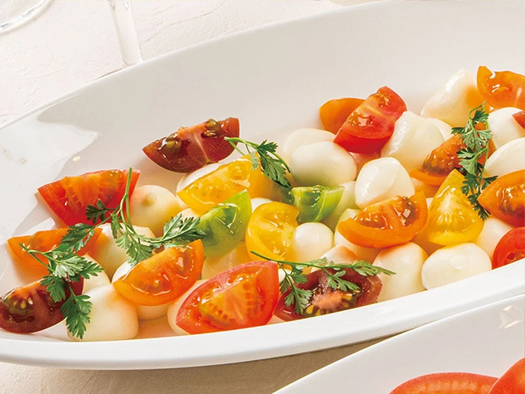 色とりどりのミニトマトとモッツァレラチーズが盛り付けられたカプレーゼ