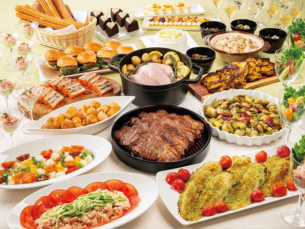 豪華なビュッフェスタイルの料理が並べられたテーブル