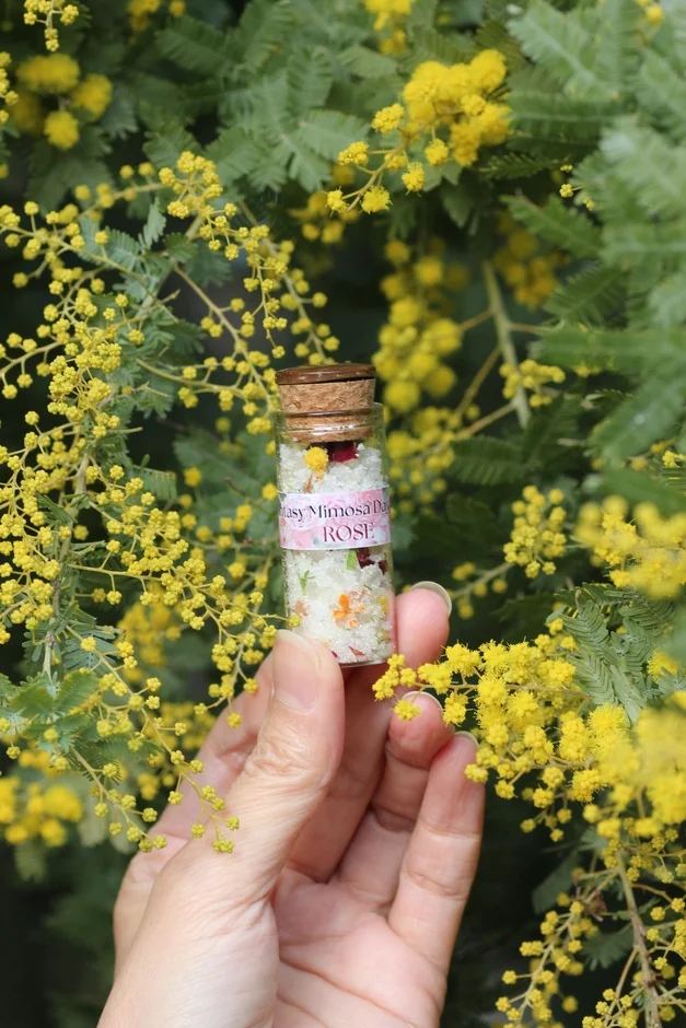 ミモザのドライフラワーが入った小瓶