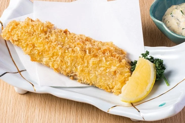 サクサクとした衣の白身魚のフライが白い皿に盛り付けられています。